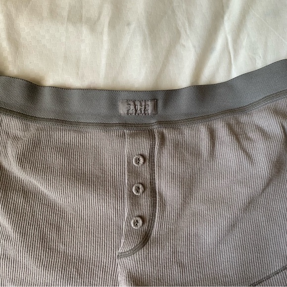 ♡ • SOLD!! SKIMS Grey Booty Shorts | Size M - Picture 2 of 3